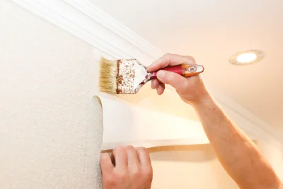 Pose de papier peint à la Chambre — revêtements muraux et toiles de verre